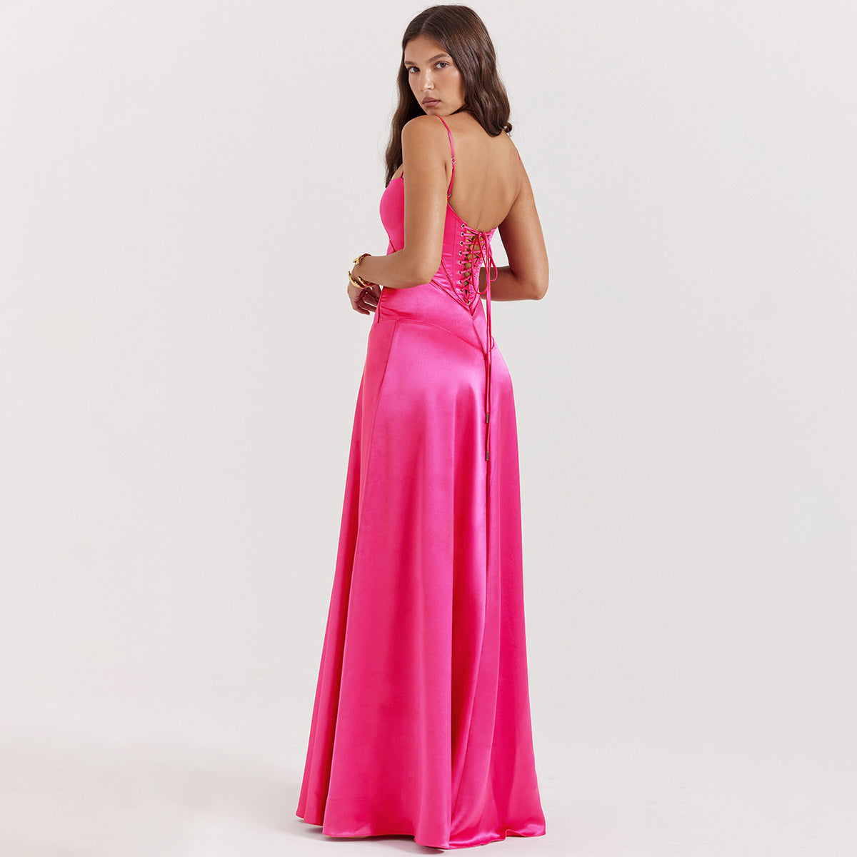Riana - Maxivestido de satén con tirantes finos