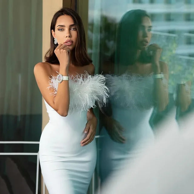 Elegant strapless dress with feathers