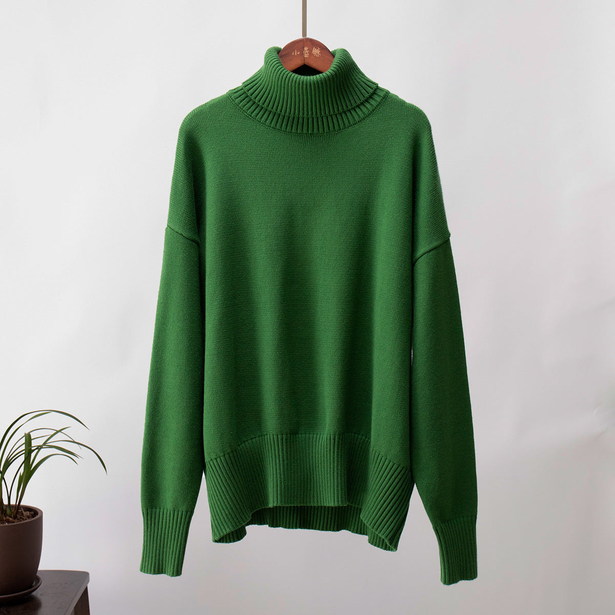 Oversized Winter Sweater with High Neck and Ribbed Cuffs