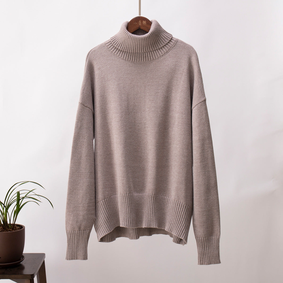 Oversized Winter Sweater with High Neck and Ribbed Cuffs