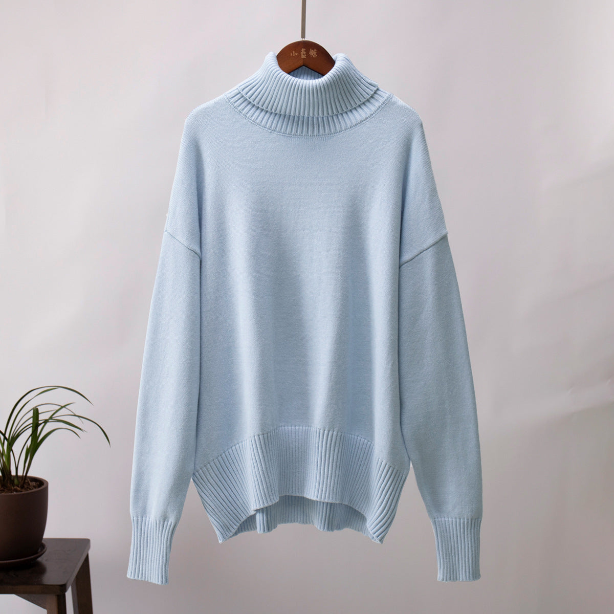 Oversized Winter Sweater with High Neck and Ribbed Cuffs