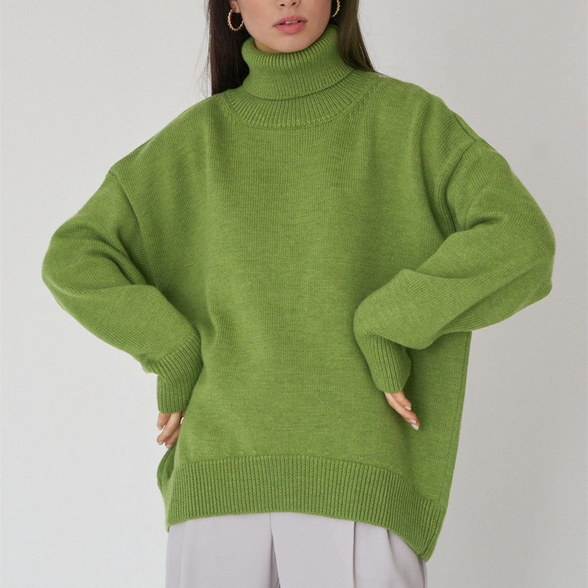 Oversized Winter Sweater with High Neck and Ribbed Cuffs