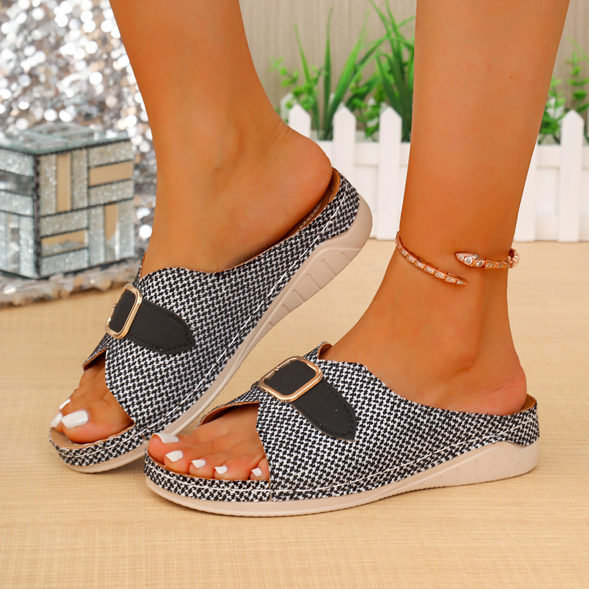 Comfortable sandals with bicolor crossed straps
