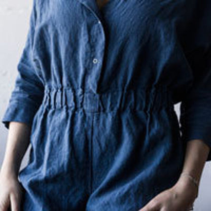 Mono de lino en talla grande con botones decorativos