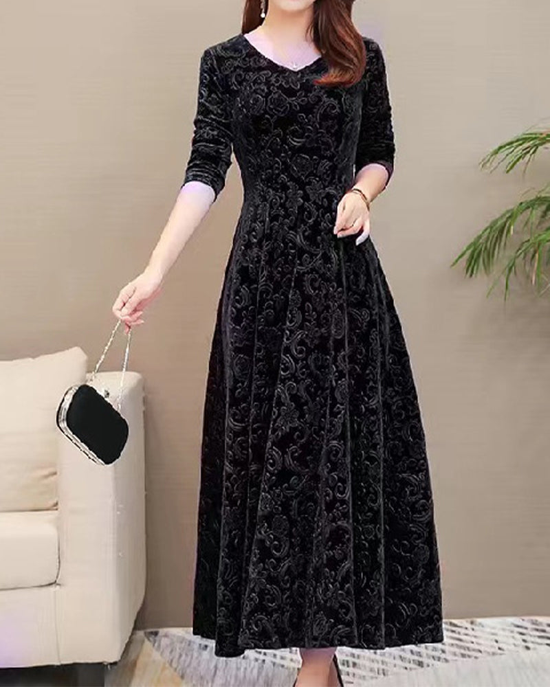 Classic dress for women with medium-length sleeves and all-over design
